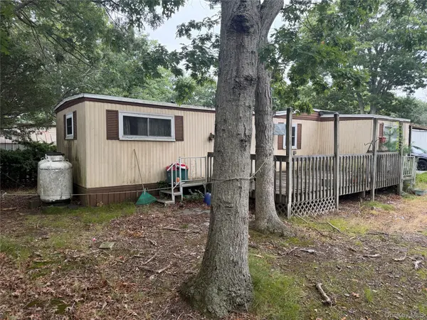 2 Periwinkle DR, Bohemia, NY 11716