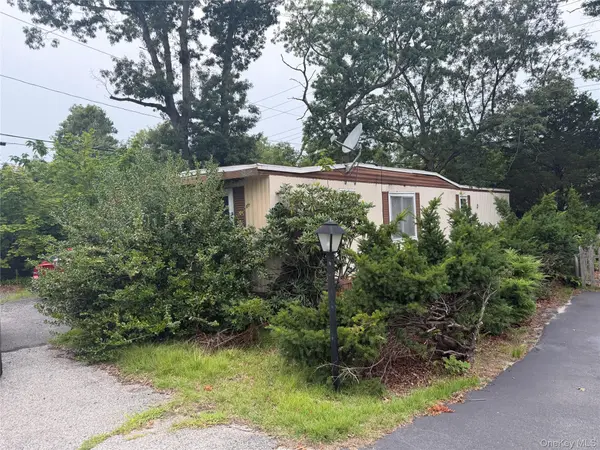 2 Periwinkle DR, Bohemia, NY 11716