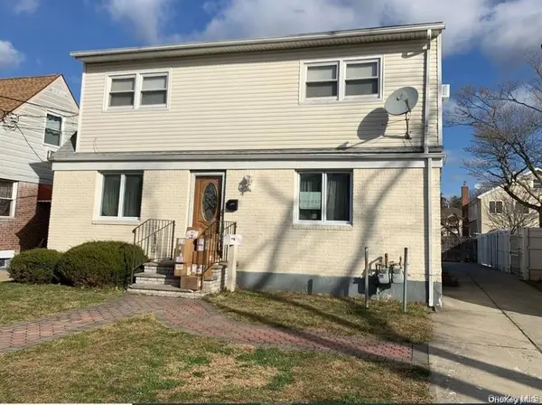 76-29 271st ST #2nd Fl, New Hyde Park, NY 11040