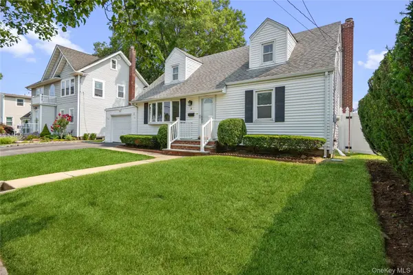 5 Mayfair LN, Hicksville, NY 11801