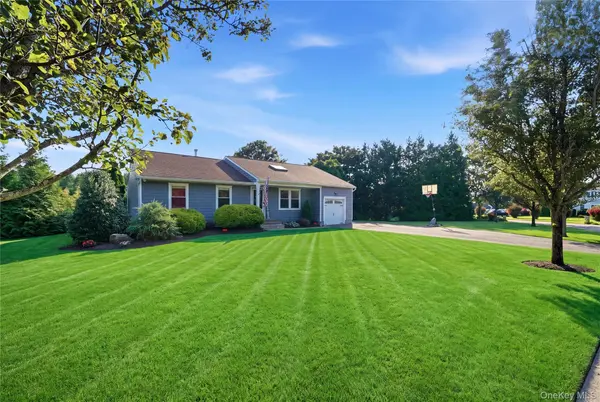 71 Triangle LN, Baiting Hollow, NY 11933