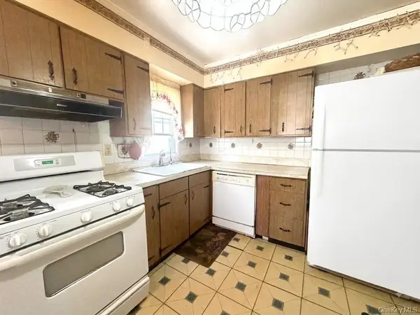 1112 McKenna PL, Uniondale, NY 11553