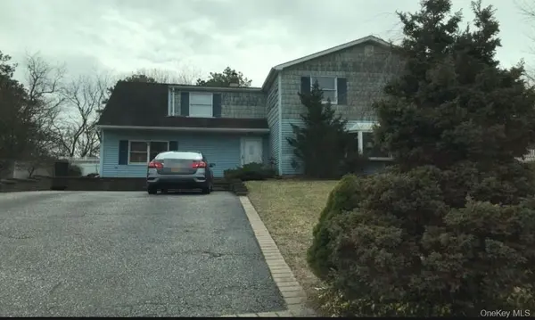 5 Norway Pine DR, Medford, NY 11763