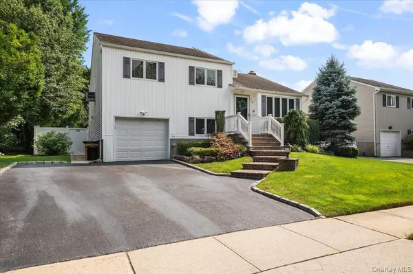 38 Briarwood LN, Plainview, NY 11803