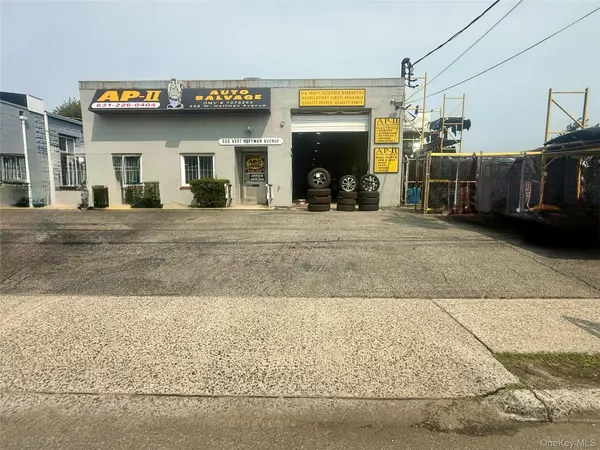 556 W Hoffman AVE, Lindenhurst, NY 11757