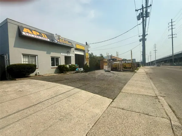 556 W Hoffman AVE, Lindenhurst, NY 11757