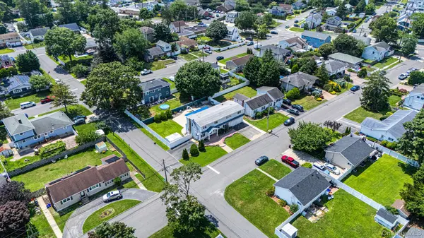 52 Manhattan AVE, West Babylon, NY 11704
