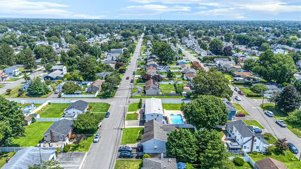 52 Manhattan AVE, West Babylon, NY 11704