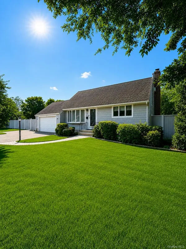18 Lotus RD, Bayport, NY 11705