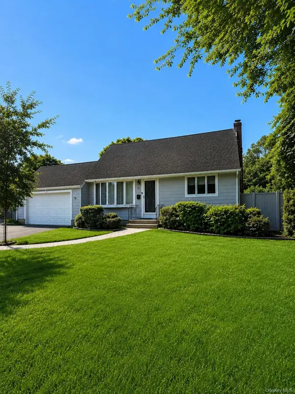 18 Lotus RD, Bayport, NY 11705