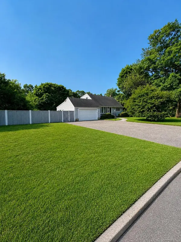 18 Lotus RD, Bayport, NY 11705