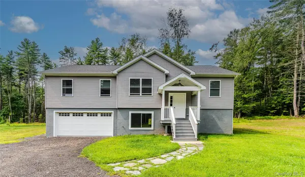 26 Summit DR, Barryville, NY 12719