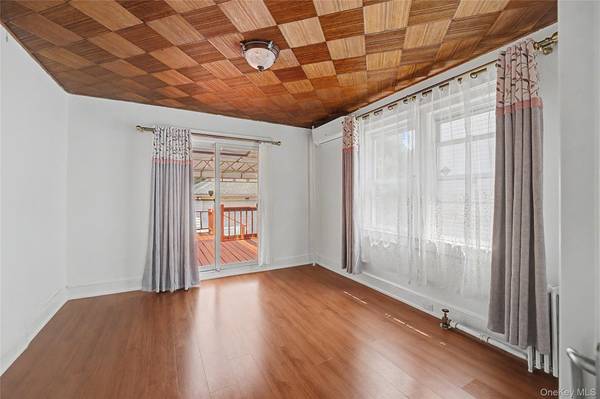 29 Holland AVE, Floral Park, NY 11001