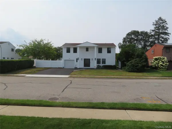 16 Sunshine LN, Amityville, NY 11701