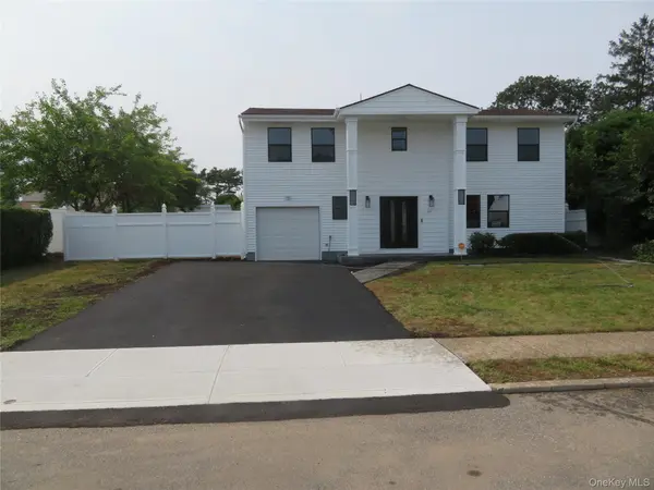 16 Sunshine LN, Amityville, NY 11701