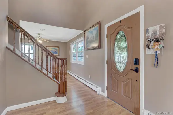 18 Aster AVE, Holtsville, NY 11742