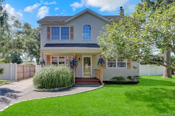 18 Aster AVE, Holtsville, NY 11742