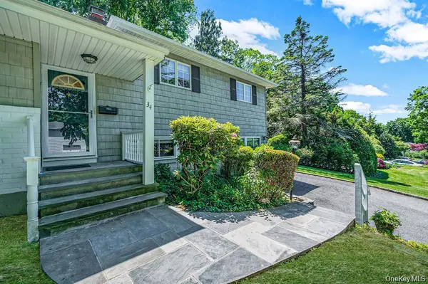 34 Gristmill LN, Huntington, NY 11743