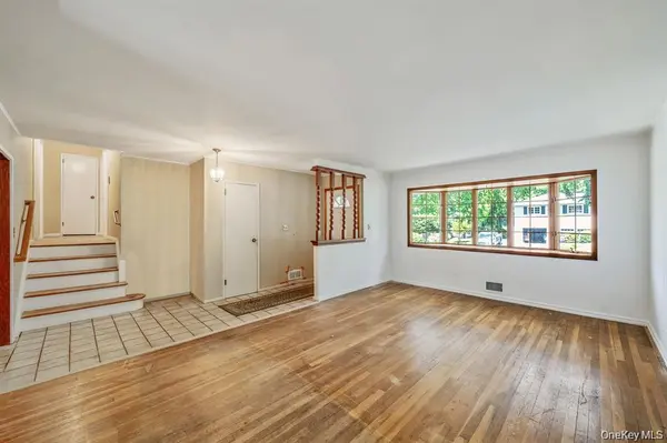 34 Gristmill LN, Huntington, NY 11743