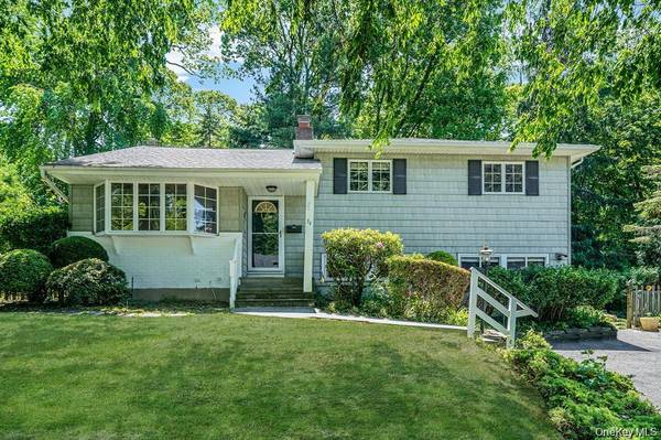 34 Gristmill LN, Huntington, NY 11743