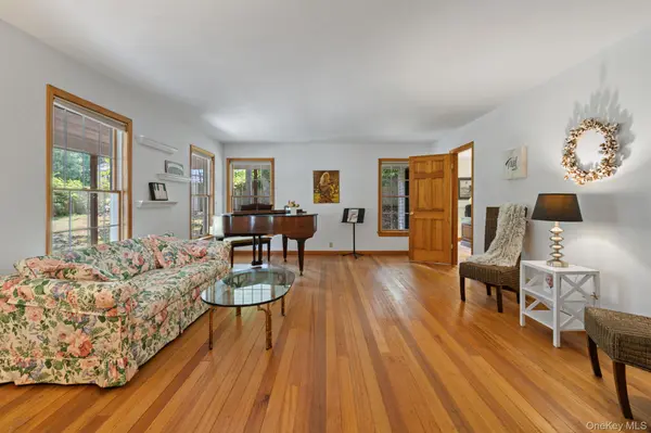 470 Pond PATH, East Setauket, NY 11733
