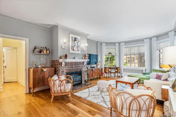 38-30 Douglaston Pkwy #2G, Douglaston, NY 11363