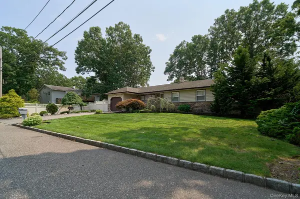 14 Winthrop PL, Deer Park, NY 11729
