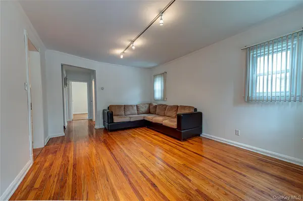 15 Yale BLVD, New Hyde Park, NY 11040
