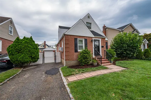 15 Yale BLVD, New Hyde Park, NY 11040