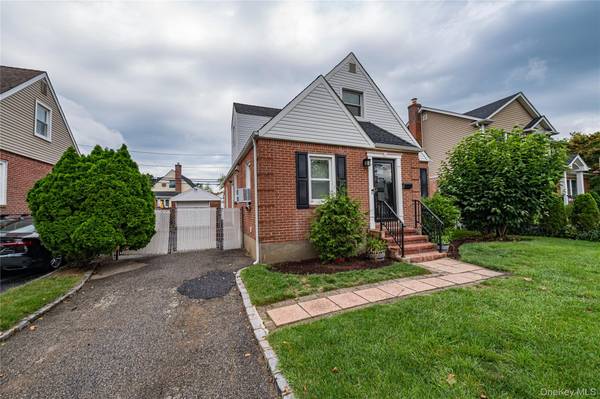 15 Yale BLVD, New Hyde Park, NY 11040