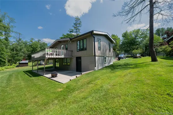 7 Donenfeld DR, Kauneonga Lake, NY 12749