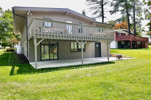 7 Donenfeld DR, Kauneonga Lake, NY 12749