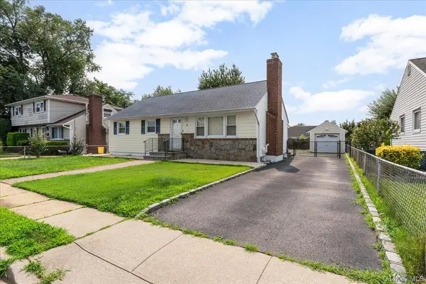 4 Cecil PL, Hicksville, NY 11801