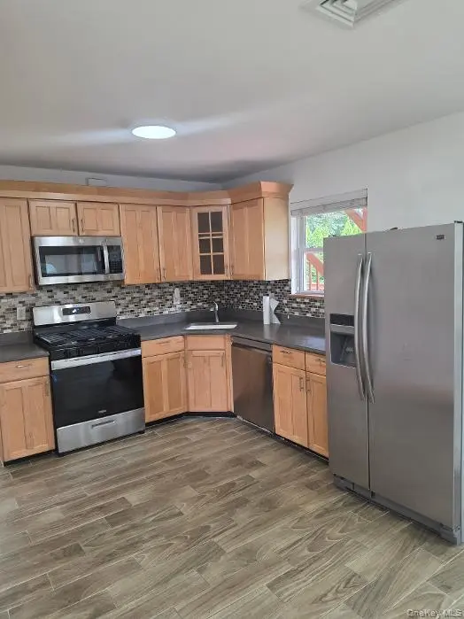 11 Manhattan PL, Huntington, NY 11743