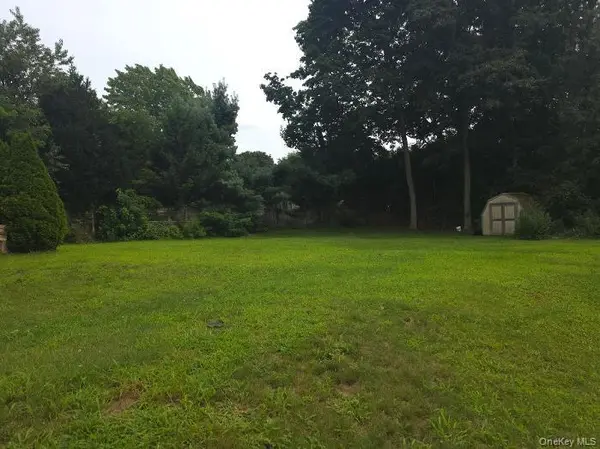 11 Manhattan PL, Huntington, NY 11743