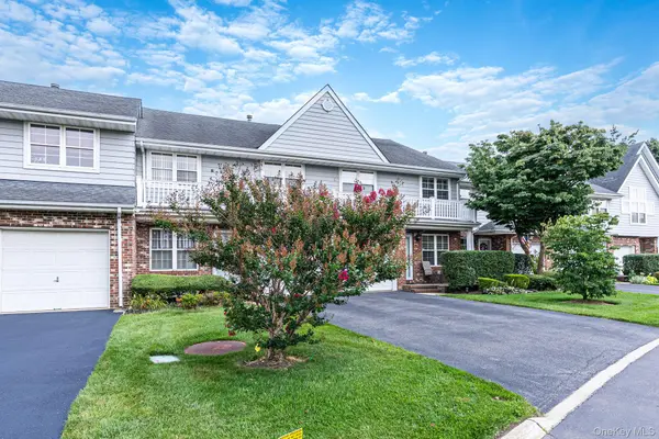 11 Broadlawn DR, Central Islip, NY 11722