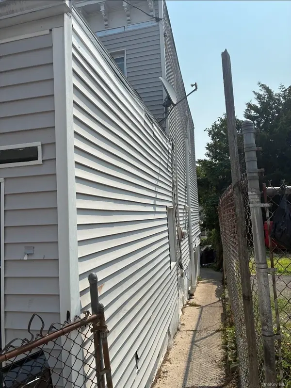 2 Ritters LN, Yonkers, NY 10703