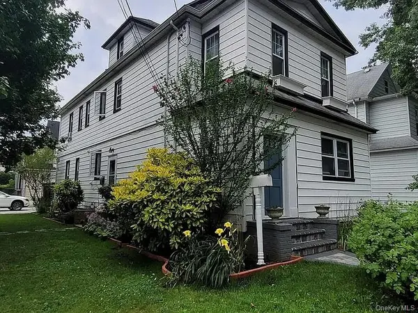 182 Lowell AVE #upper, Floral Park, NY 11001