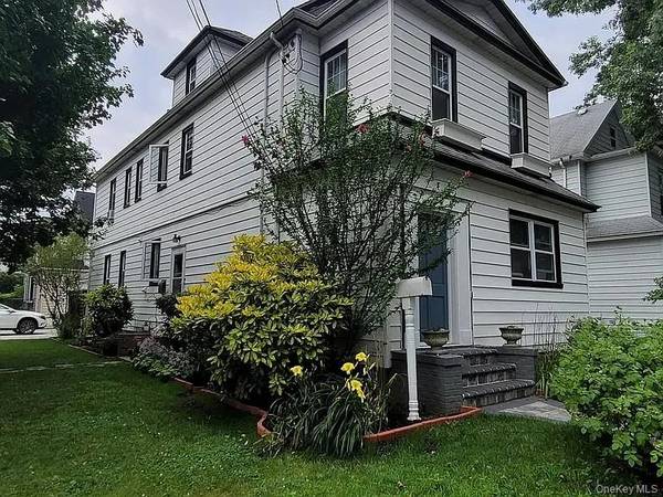 182 Lowell AVE #upper, Floral Park, NY 11001