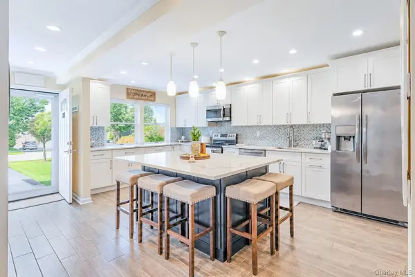 115 Woody LN, Woodbury, NY 11797
