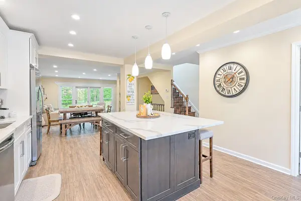 115 Woody LN, Woodbury, NY 11797