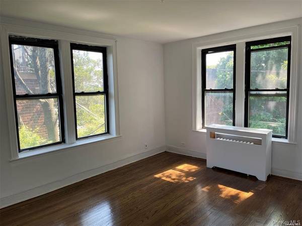 1 Hillside AVE #3B, Great Neck, NY 11021