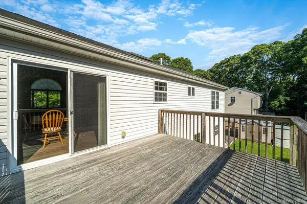 10 Cedar LN, Medford, NY 11763