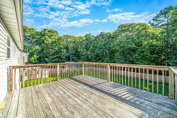 10 Cedar LN, Medford, NY 11763
