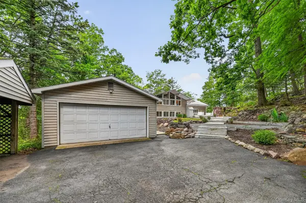 15 Overlook DR, Highland Mills, NY 10930