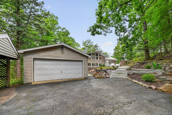 15 Overlook DR, Highland Mills, NY 10930