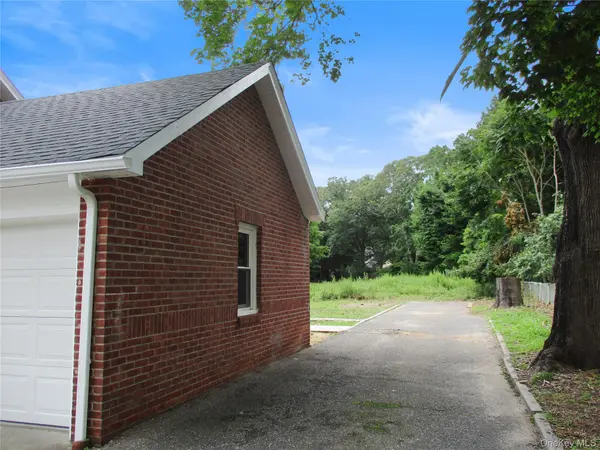 554 Mill RD, Coram, NY 11727