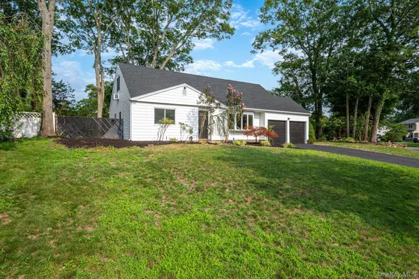 23 Dellmarie LN, Nesconset, NY 11767