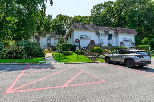 297 Brettonwoods DR, Coram, NY 11727