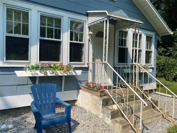 66 Longfellow DR, Mastic Beach, NY 11951